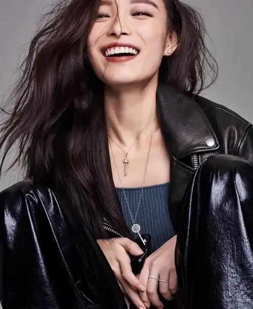 笑的无比温暖的倪妮