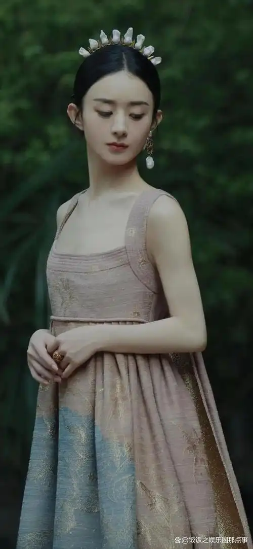 赵丽颖,1987 年 10 月 16 日出生于河北省廊坊市,中国内地影视女演员.