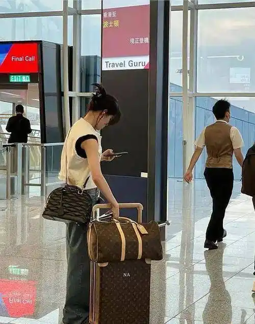 欧阳娜娜机场被偶遇,推lv行李箱背lv包包,气质绝佳但侧脸依旧虐