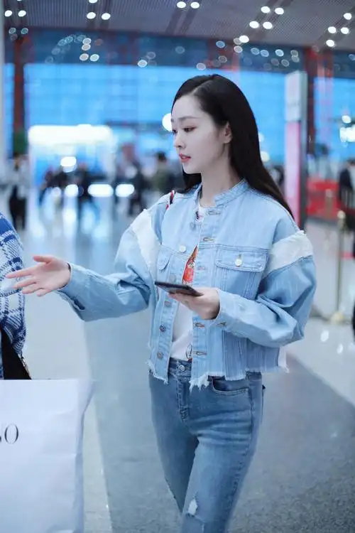 宋轶现身机场牛仔外套高腰裤狐狸凤眼撩人无数