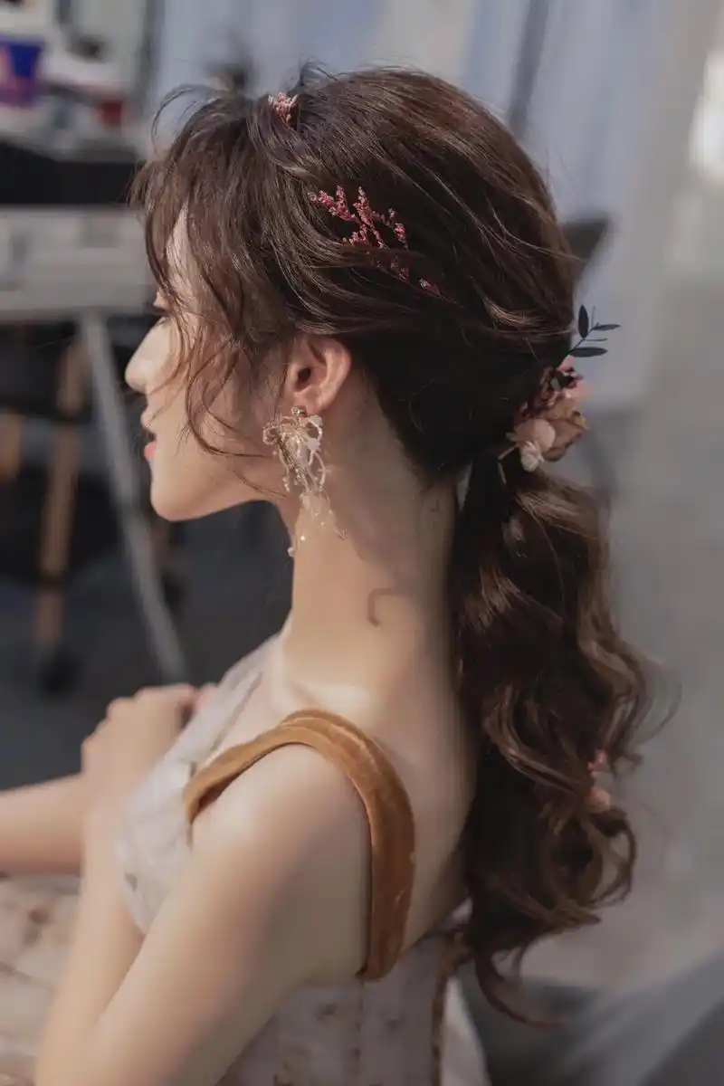 复古森系新娘造型,爱了爱了.清新的妆容 小复古的干花编发造型 - 抖音