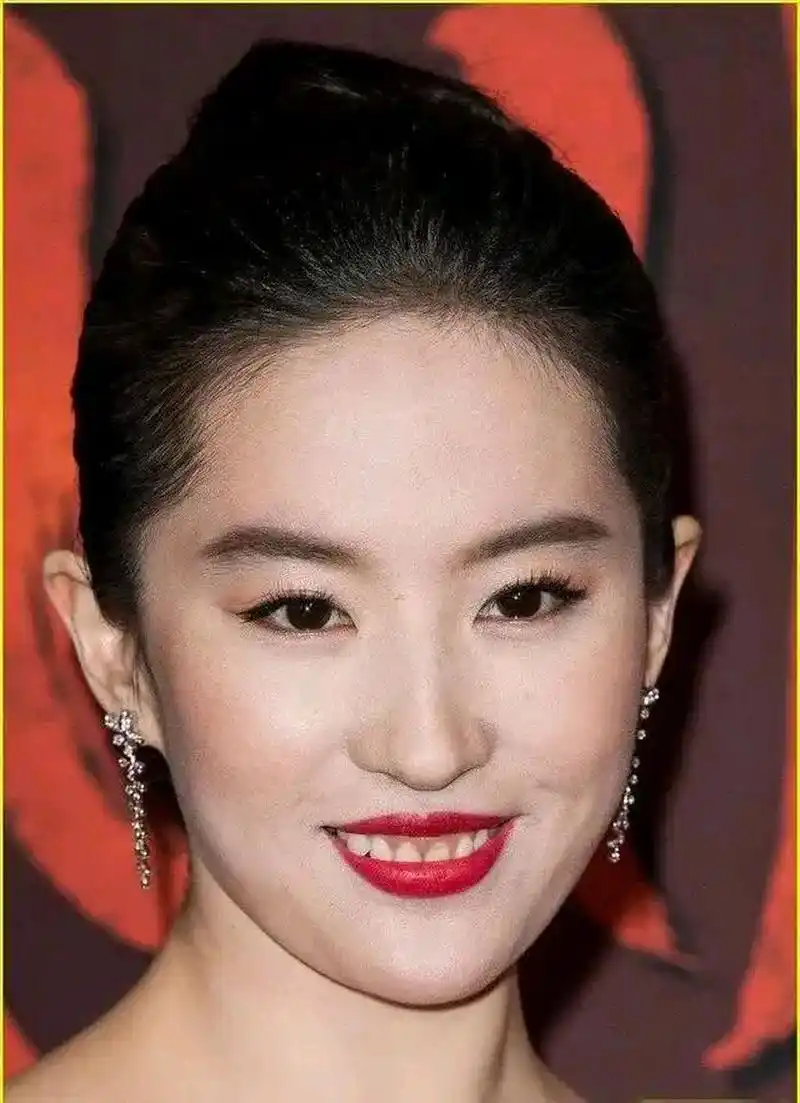 刘亦菲要笑起来不露牙龈就完美了,一笑有点龅牙珍.