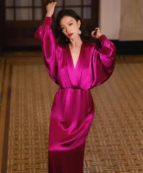 倪妮身穿深v红色连衣裙的照片,美丽又复古,明亮又闪亮,淡淡的像昨天的