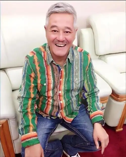 赵本山现状满头白发身形消瘦已经没有了当年的风采