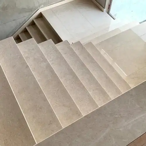 奶油色大理石的楼梯铺贴