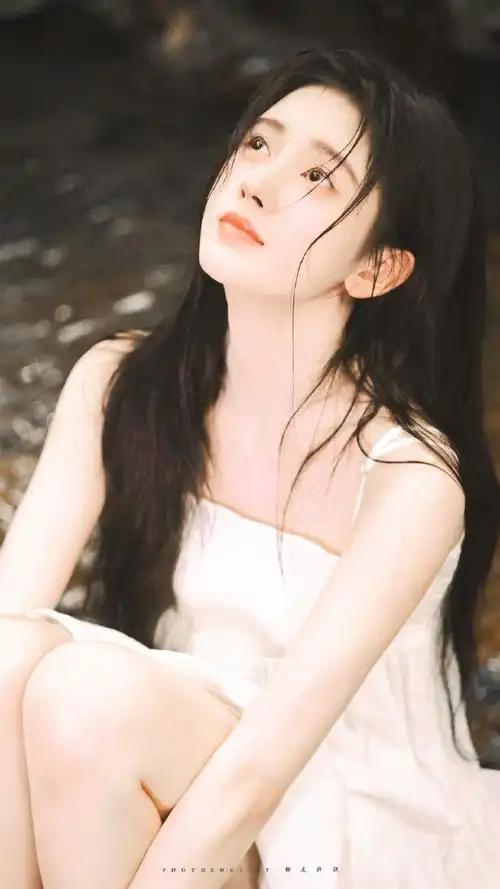 鞠婧祎白色吊带裙写真