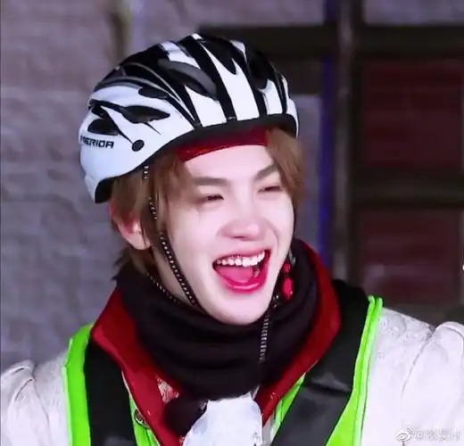 黄明昊超话#黄明昊图片#分享泰菲笑的图片真的是实名制心动(昊哥要