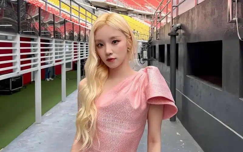 雨琦好美,金唱片粉色长裙造型嘎嘎的,宋雨琦ig更新美照