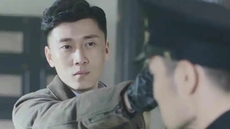 《追风行动》第28集02:沈飞潜入敌人内部偷东西被发现,岂料接下来的