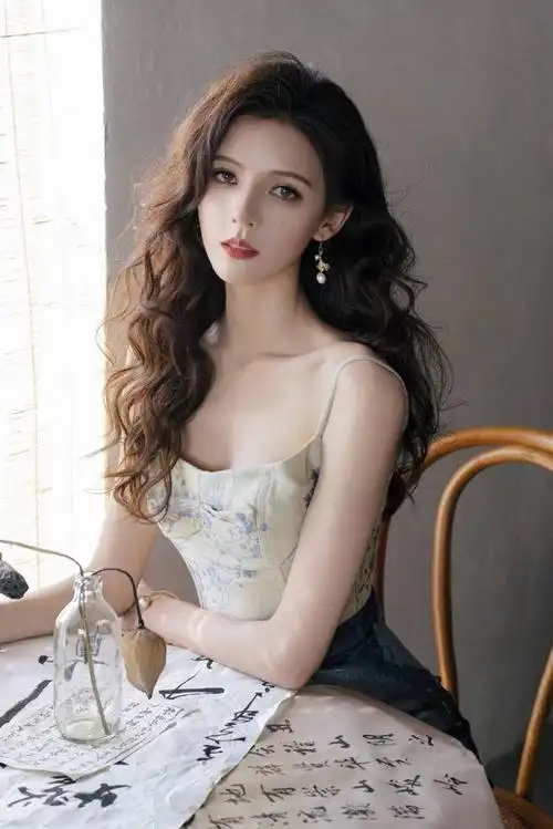 张予曦穿紧身衣健身 身材前凸后翘小蛮腰不盈一握