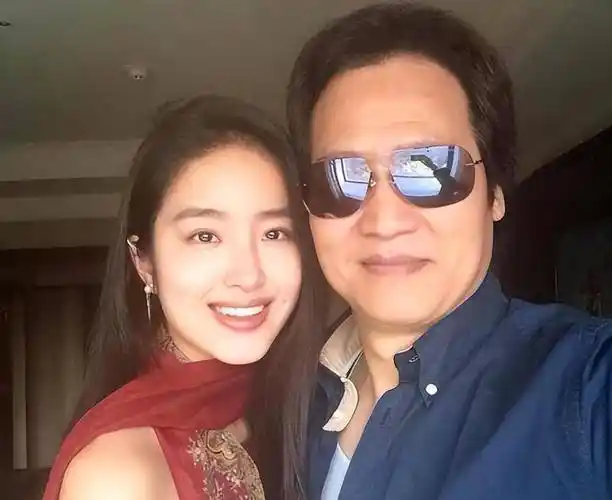 刘亦菲干爹与美女搂肩热聊,38岁成富豪45岁蹲大狱_陈金飞_网友_女子