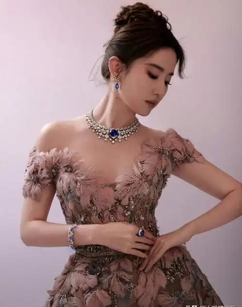 刘亦菲:时尚盛宴中的天仙传奇在娱乐圈中,有一位女明星,虽然作品不算