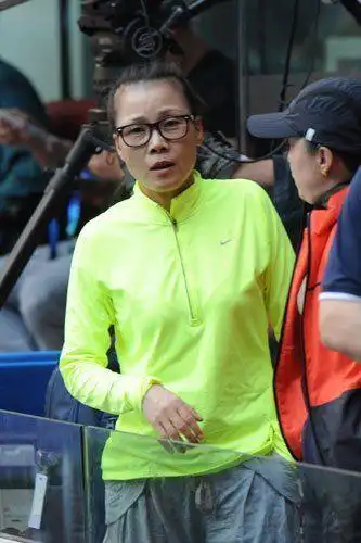 田震衰老速度快,不化妆肤色蜡黄脸上褶子还多,素颜的真实坦荡!