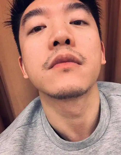 郑恺鼻孔式自拍,真的永远在拍鼻孔,谁快来教教恺哥怎么自拍啊_角度