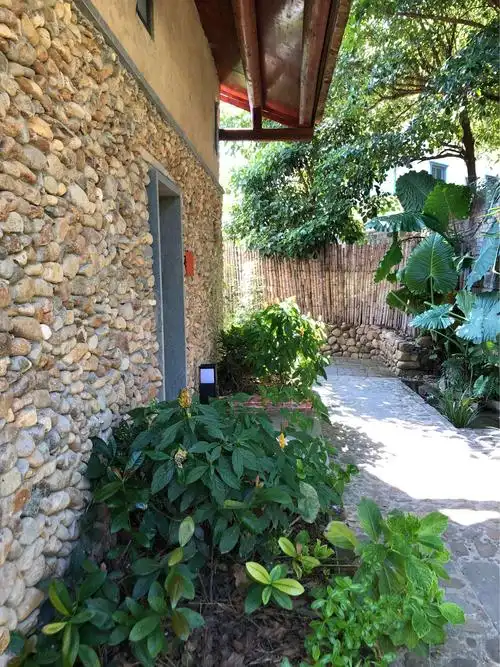 房子的外观,鹅卵石墙.