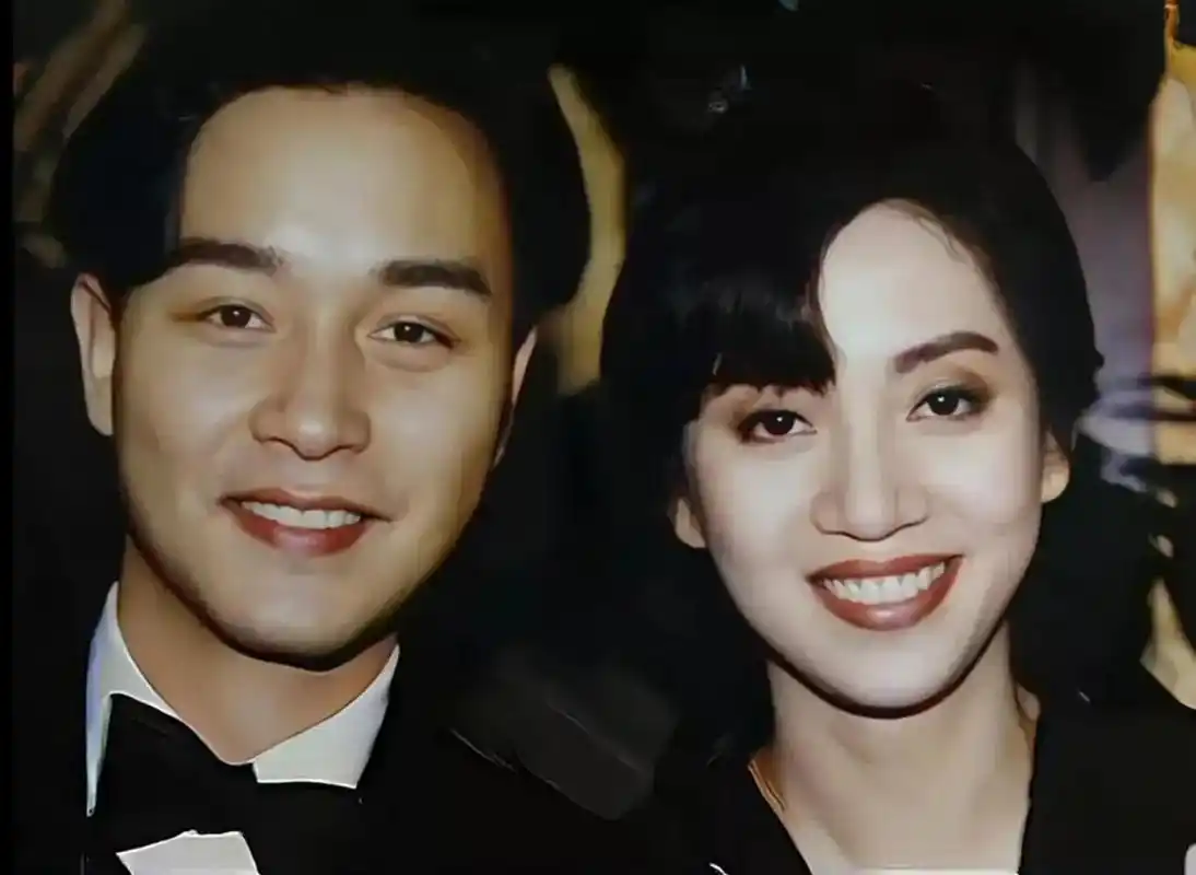 1985年,当时的两位歌坛天王梅艳芳和张国荣,以一幅合影形像,成为了无