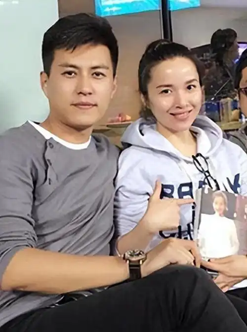 靳东老婆退圈5年变化大,身材走样白发明显,比黄晓明苍老太多|李佳