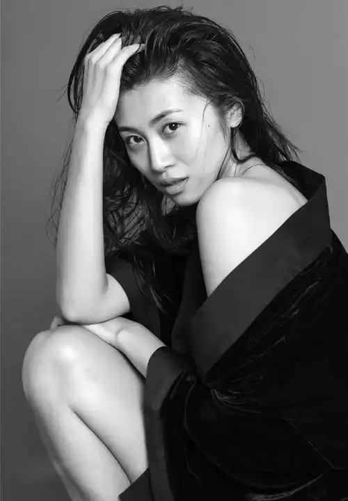 身高174喜剧舞台第一大美腿韩云云绝非浪得虚名