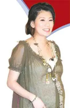 贾静雯大肚助阵伊能静图