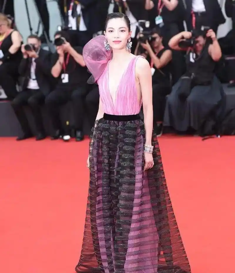 同穿v型礼服的倪妮和钟楚曦,两人相差5岁,论气质谁赢了?