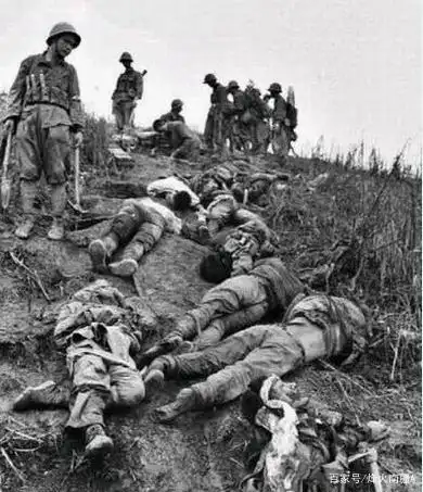 搜集完烈士遗物后,先把烈士抬到第一块床板上,拍一张照片,把血衣剪掉