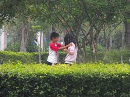 10岁小学生公园亲热