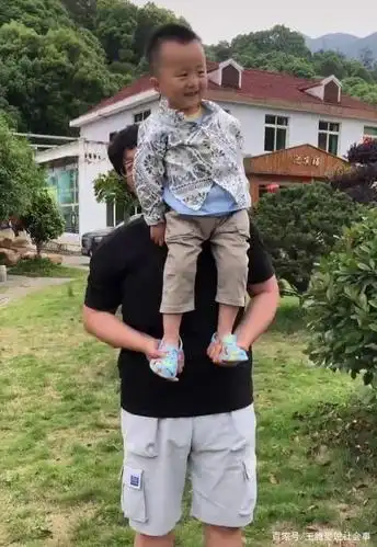 怪异舅舅与以前风格对比明显,让人一看就会想起小时候的郭威