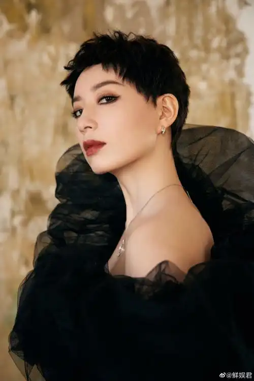 李斯丹妮薄纱黑色云朵西装##李斯丹妮微博音乐盛典造型