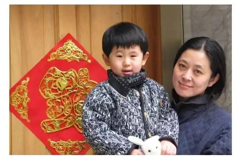 倪萍儿子近照曝光,曾被骂成"傻子"的他,如今能拿十万块给姥姥