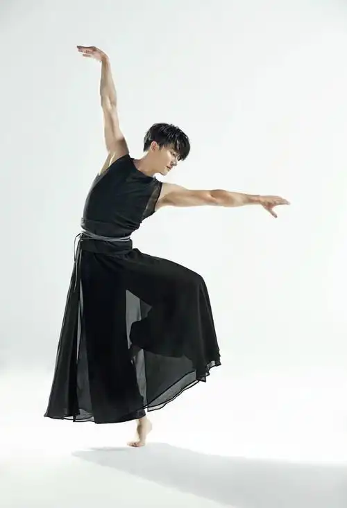 舞墨演绎书道之美,犹如行云流水,流畅而纯粹,植村秀纤变墨画舞姿-黄轩