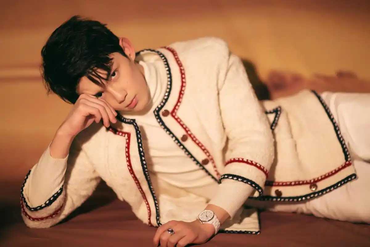 娱乐圈神秘不老男神:小鲜肉的永保少年感之谜 在炙热的娱乐圈中,有些