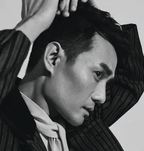 帅气!王凯最新大片曝光 舔唇演绎雅痞诱惑