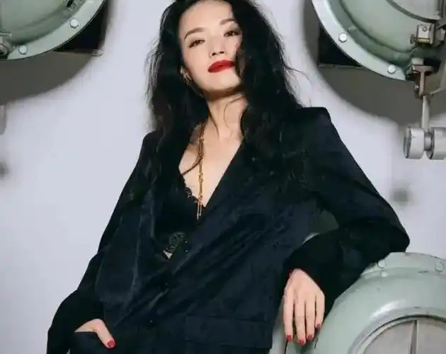 长着"方脸"的6位女星,年轻时被吐槽老气,年龄大了个个特抗老