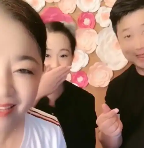 丫蛋与二婚老公现身丈夫小鹏飞状态不如前夫婆婆比儿媳还显嫩