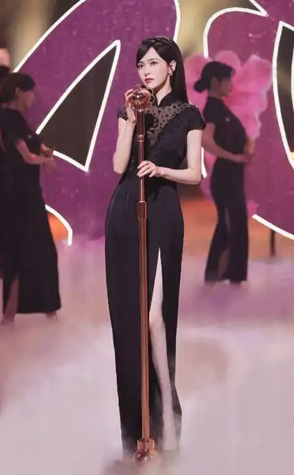 唐嫣优雅高贵,穿旗袍展现多种风格
