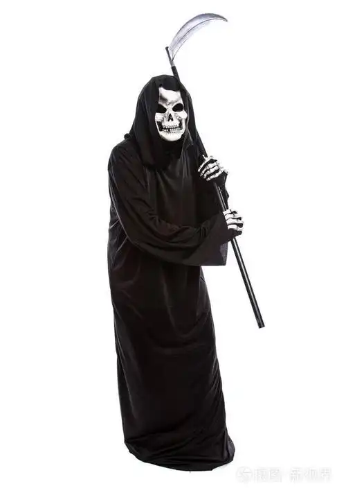 骷髅的服装,冷酷的死神挥舞着可怕的镰刀.