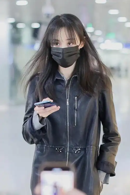 郑爽穿黑皮衣又美又飒 机场被粉丝拉着狂奔_高清图集_新浪网