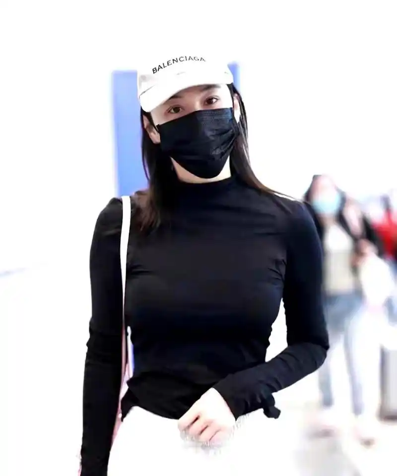 张馨予现身机场,穿着黑色紧身上衣搭配运动休闲裤,简约又随性.