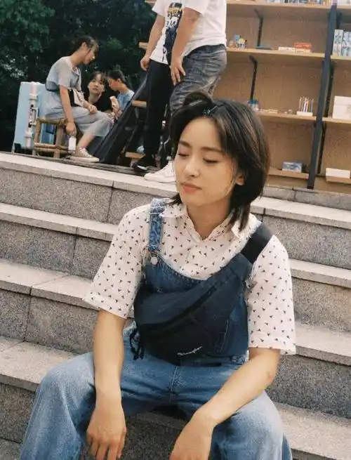 沈月五官颜值颇为出挑,虽说身高不算出色,但身形线条也很漂亮,因而对