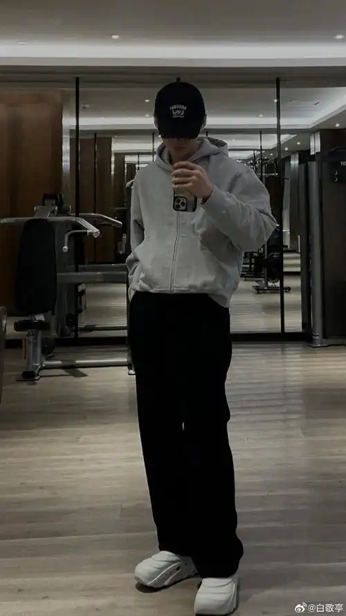 白敬亭晒新鞋#白敬亭 很会拍的健身潮男偶然刷到会以为是穿搭77