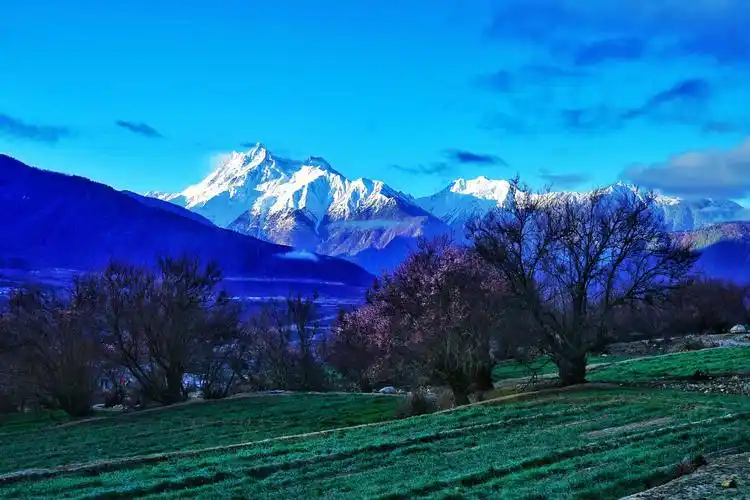 而另边的多雄拉山,飘逸在峰颠的白云渐渐散去,露出了整个山峰