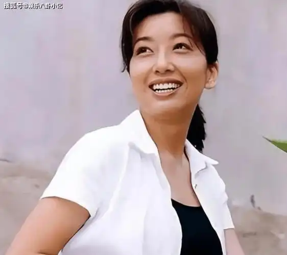 她是靳东前女友,高曙光前妻,二婚下嫁田小洁,女儿成了她的心病_江珊