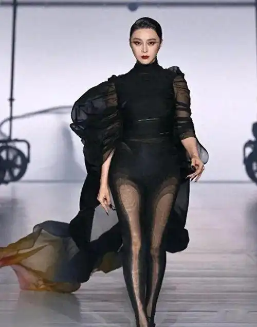 范冰冰巴黎走秀被黑人秒杀因年老体臃被嘲讽大妈感太强