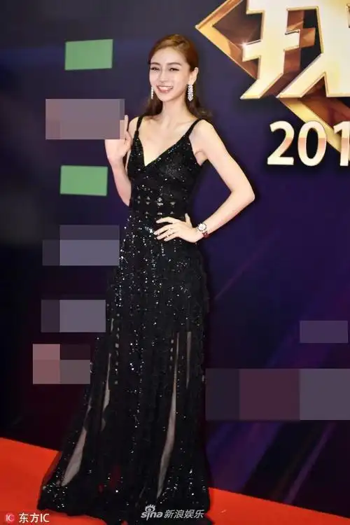 angelababy深v镂空礼服亮相红毯 瘦出排骨胸