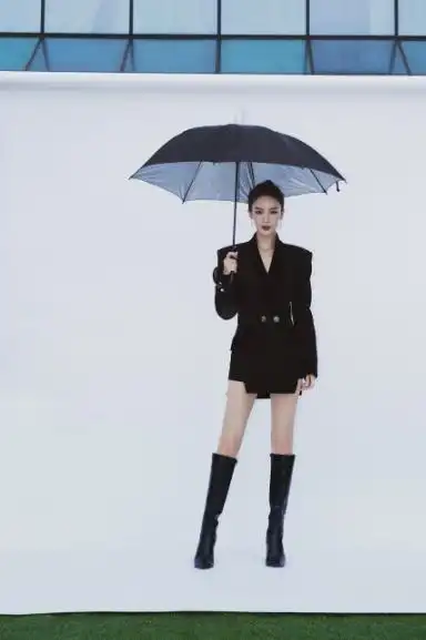 金晨的舞蹈家身材真有优势穿牛仔拼接连衣裙时髦浪漫太美