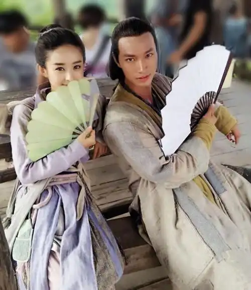 《花千骨》热播 赵丽颖江明洋组合萌帅耍宝