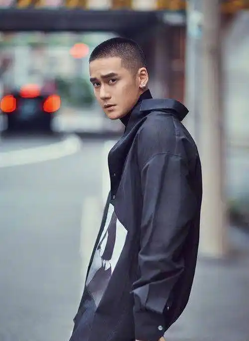 他实力不输彭于晏,如今沦落到卖烧烤,网友称是金子总会发光_蒋劲夫