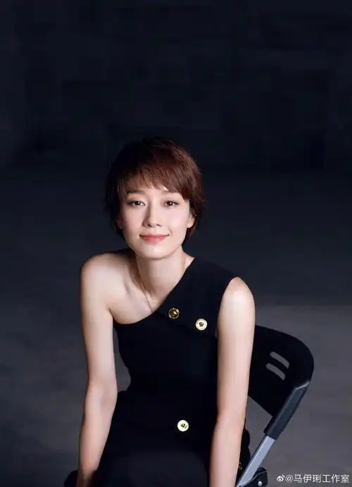 马伊琍穿黑色极限开衩裙大秀修长美腿性感撩人