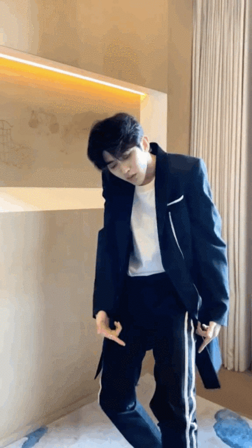 《情人》舞蹈动图,蔡徐坤随音乐律动,舞动身体~这个节奏感