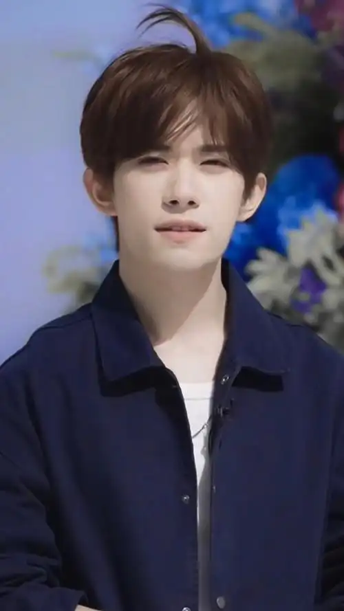 易烊千玺换了新发色